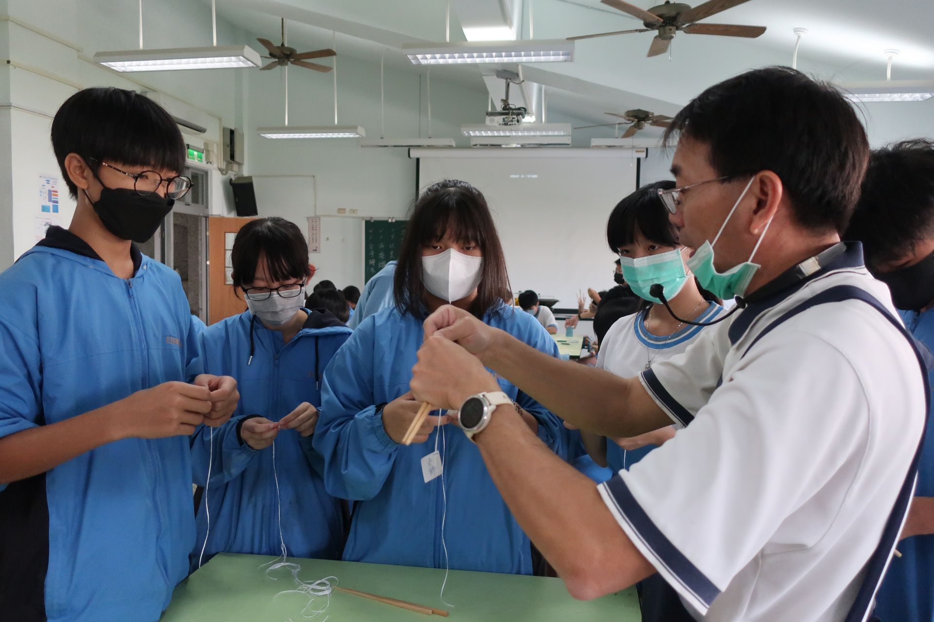 「模具加工『筷』製造」體驗課程,學生利用模具創作自己獨一無二的手工木筷。