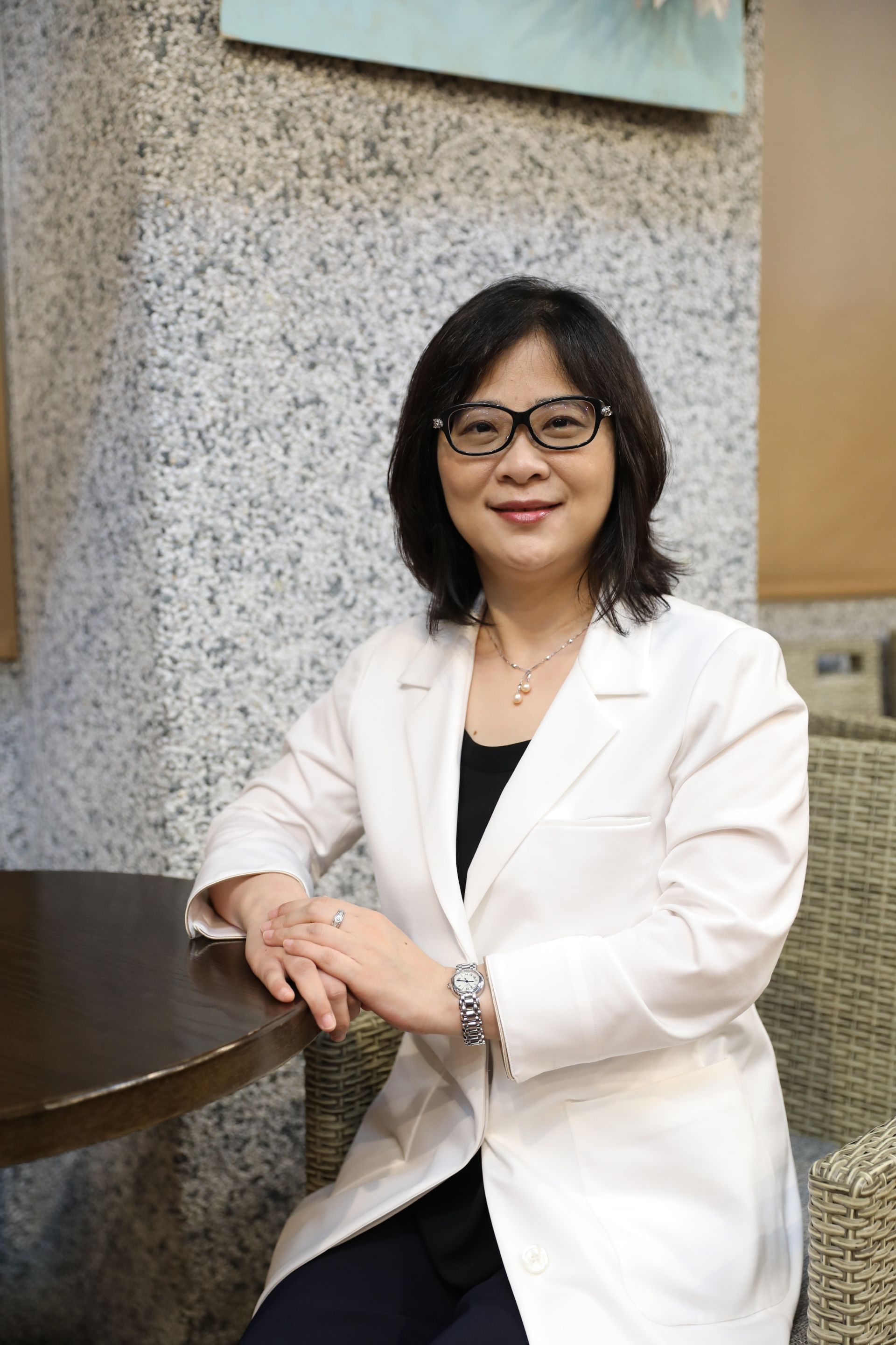  蘇桂英主任強調，紅斑性狼瘡不會傳染、無法治癒，但有藥物可以加以控制，病友別輕易放棄積極治療，定期追蹤、服藥，與醫師一起並肩作戰，控制病情，在職場或生活上有不錯的品質。