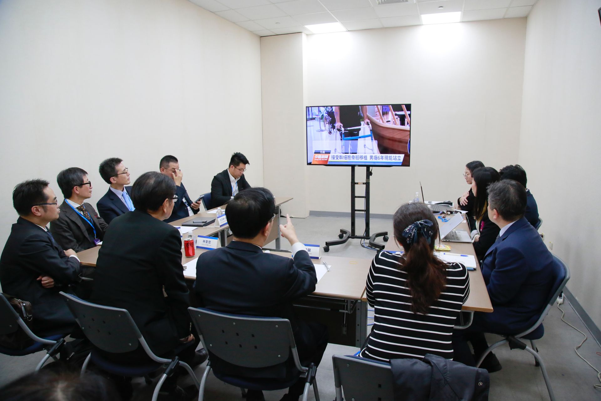 林欣榮院長(右六)也介紹花蓮慈院團隊在幹細胞研究及臨床發展現況。