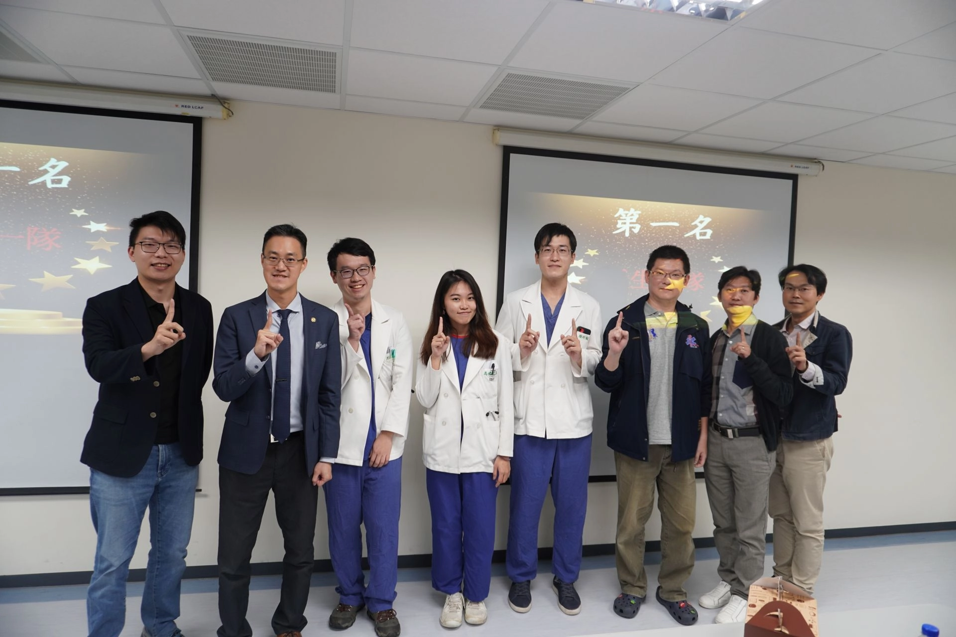 左三起為陳穎寬同學、高陽幸真同學、謝昕翰同學、陳玉龍指導老師