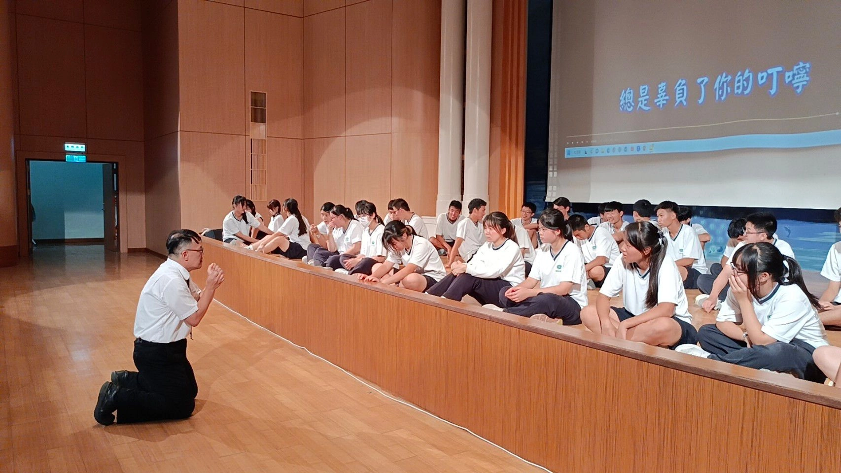 高二和氣班陳泓緻老師親身引導學生情緒表達。