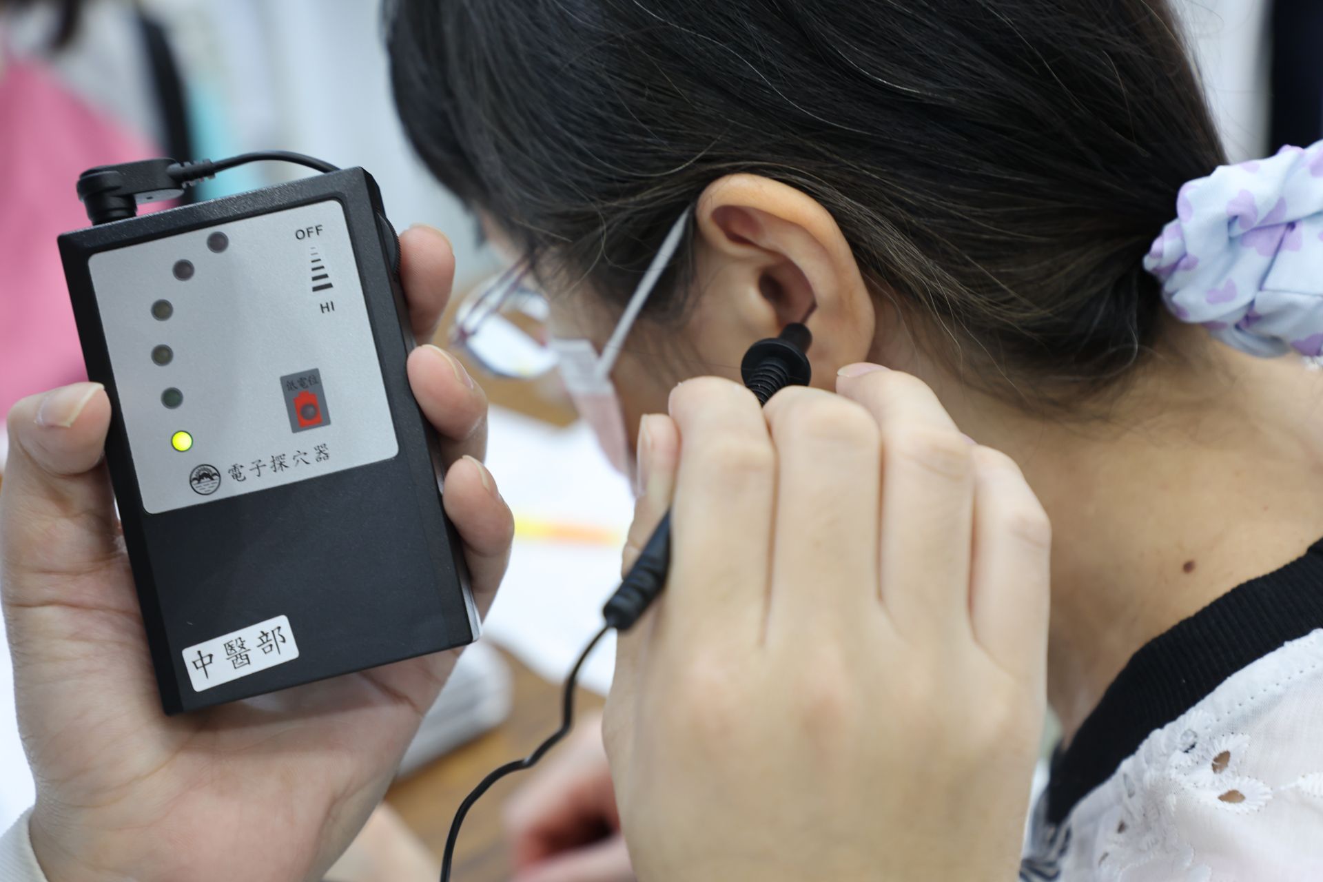 中醫部醫師駐點，運用耳穴探測儀從體驗民眾的耳朵對應身體各部位的穴位來檢測身體狀態。