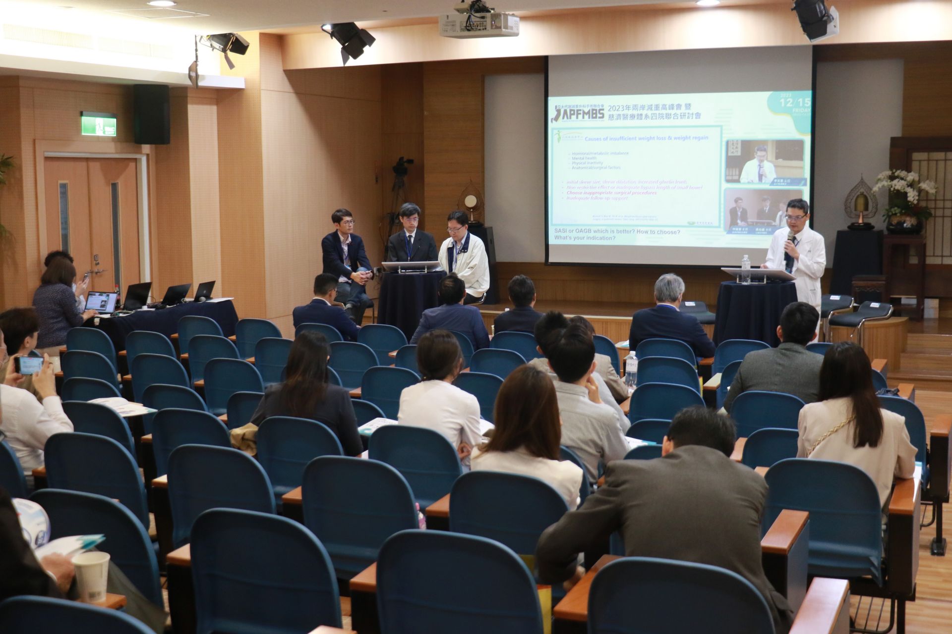 台中慈濟醫院代謝及減重中心主任李旻憲（右）透過研討會分享交流術式經驗，提供病人更佳選擇。