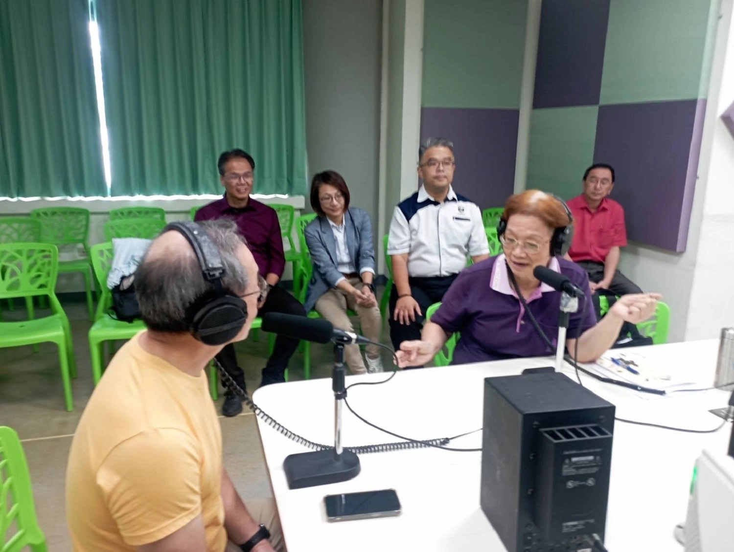 馬來西亞外賓參訪永仁高中實習廣播室，體驗廣播與錄音。
