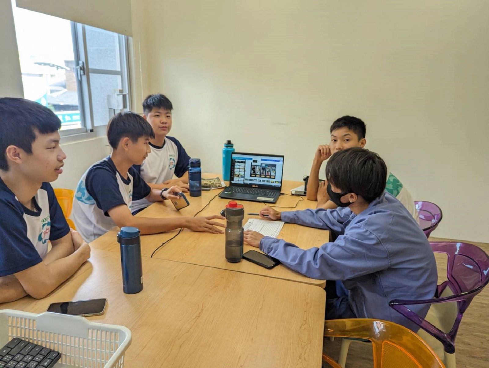 國立屏東高中一年級雙語班學生首次與日本高校生進行線上交流。