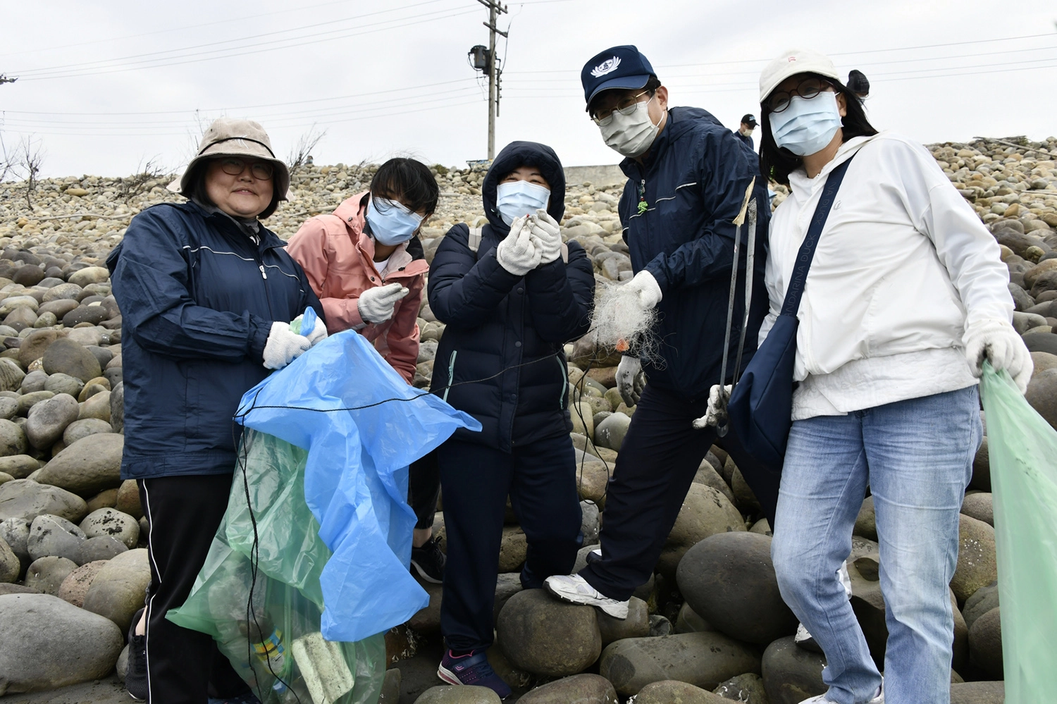 林名男副院長（右2）夫婦全程參與淨灘活動，用行動守護地球。