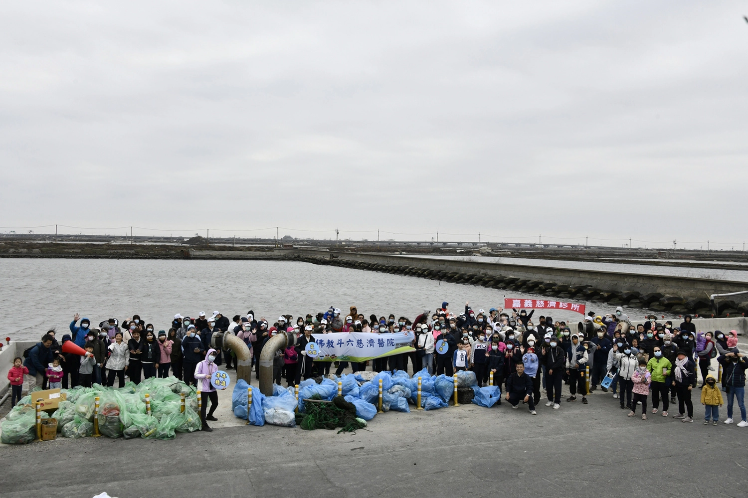 大林、斗六、嘉義三個院區250多位同仁、眷屬一起來淨灘護大地。