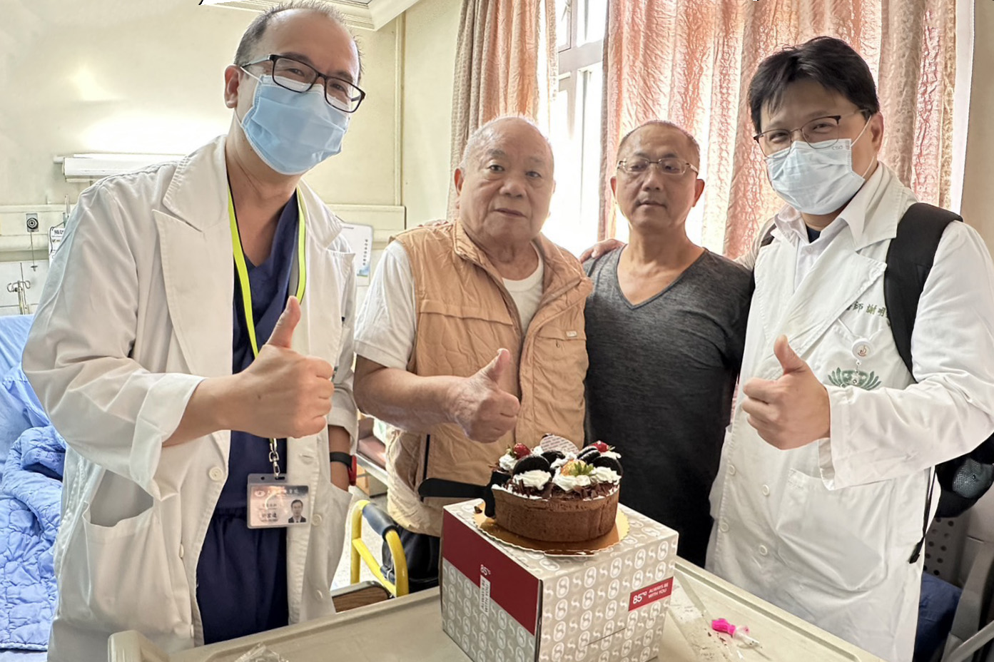 李先生在出院前，謝醫師(最右)，與整形外科許宏達醫師(左1)買蛋糕幫他慶生