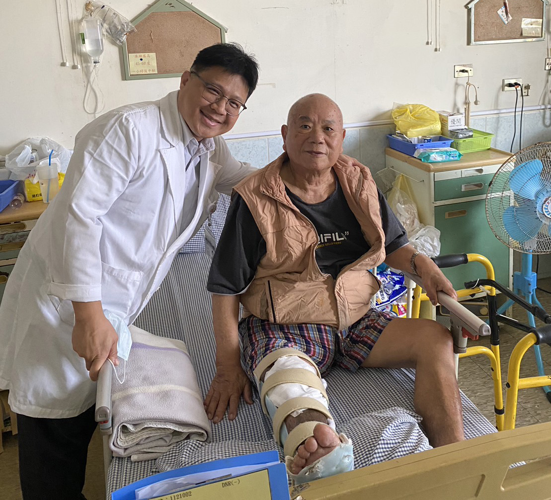 為了繼續追蹤傷口狀況,謝醫師特地前往安養中心探視與關懷,讓李先生非常感動