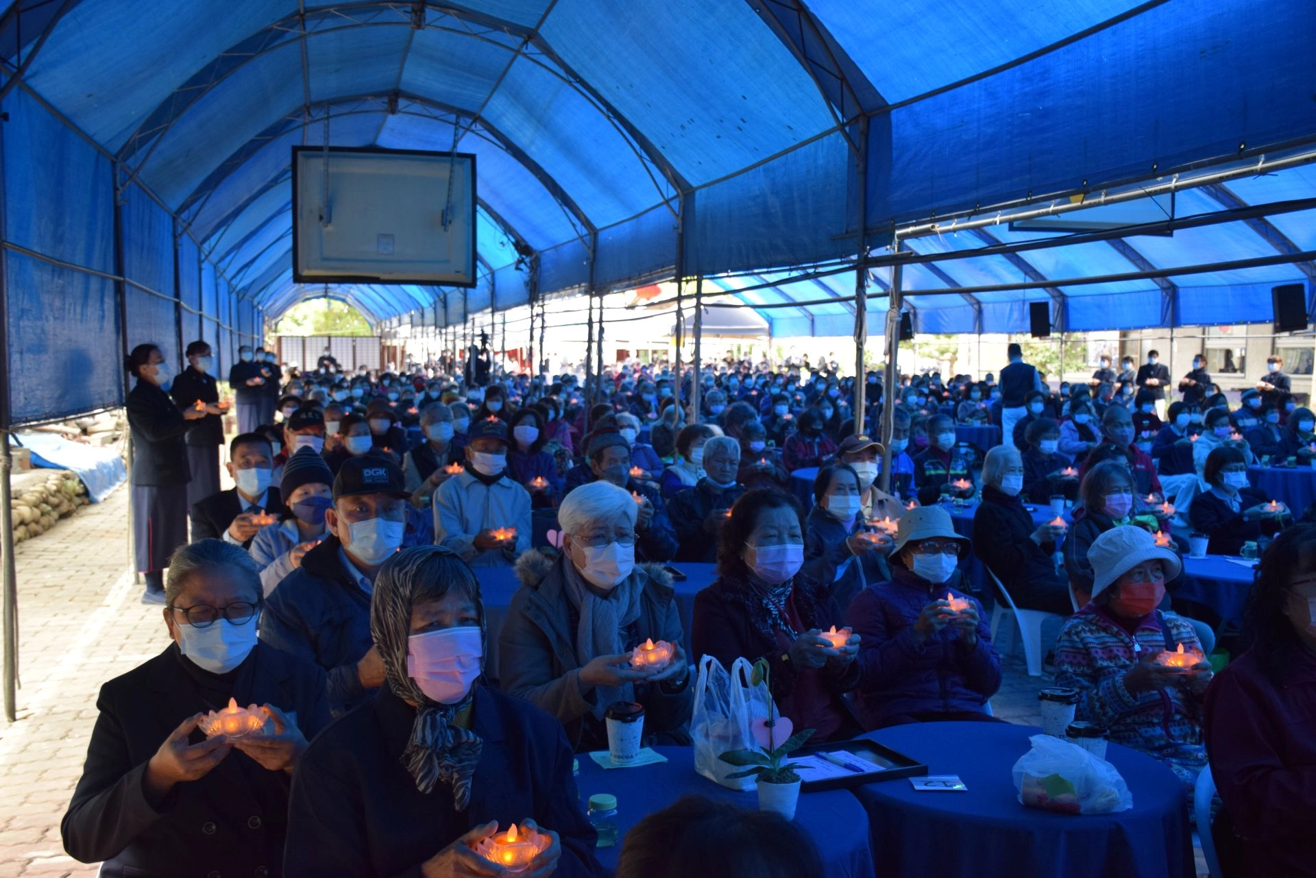 歲末祝福感恩會，靜思精舍法師帶領千人點燈，祈祝平安吉祥。