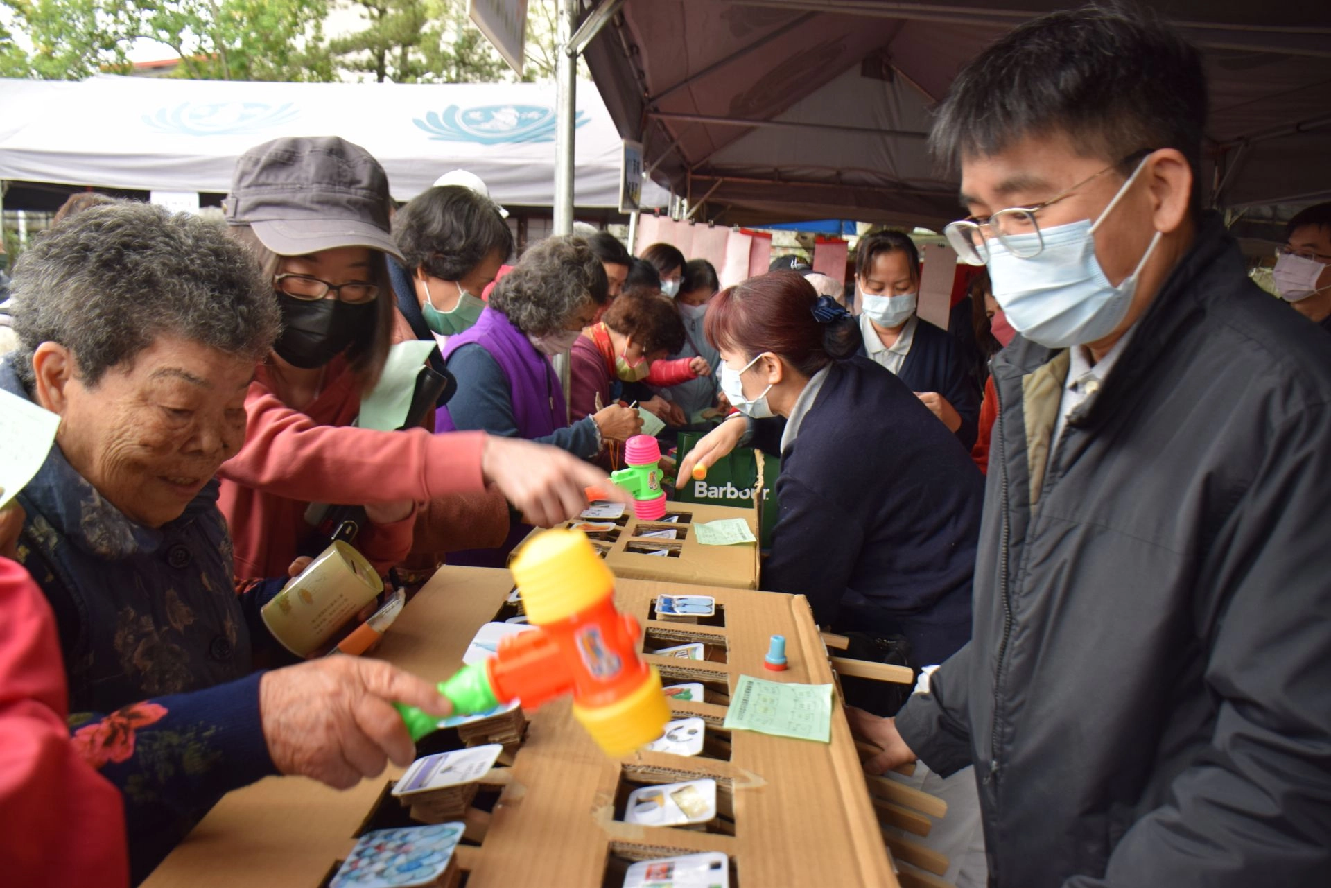 歲末祝福的戶外區，慈濟規畫多樣闖關活動，民眾歡心遊戲樂開懷。