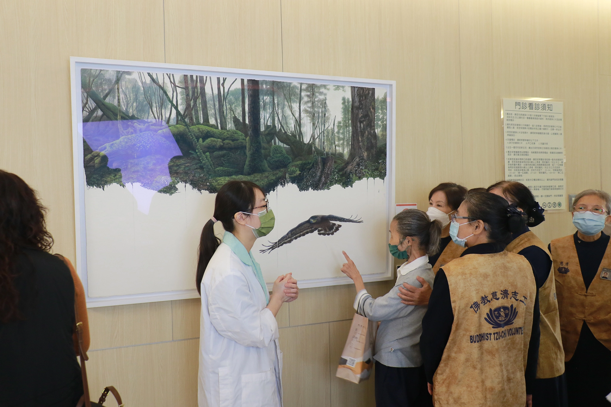 台中慈濟醫院手術室余沛倫護理師親自導覽畫作。