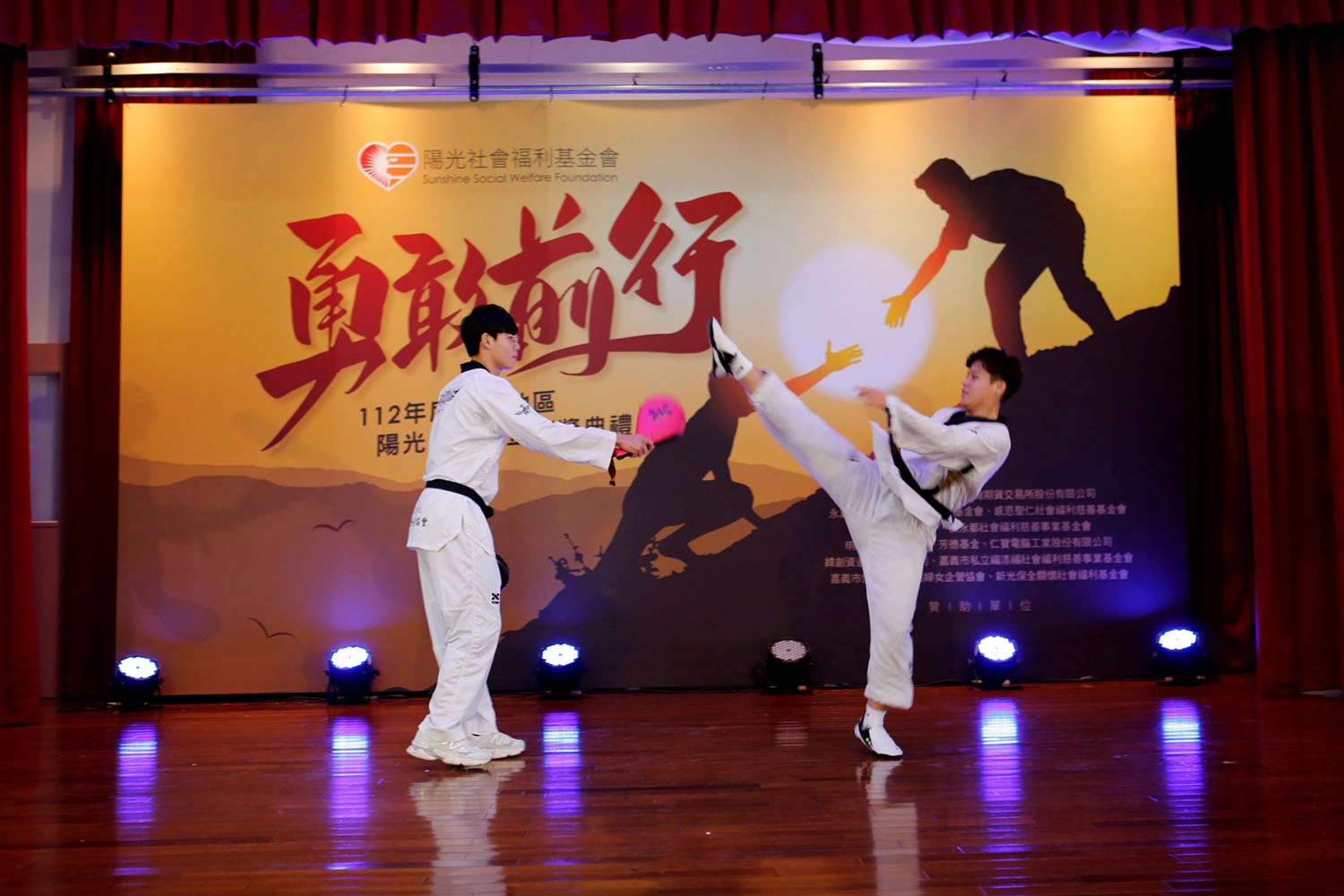 黃文忠(右)在陽光獎學金典禮上與同學合作精采表演。