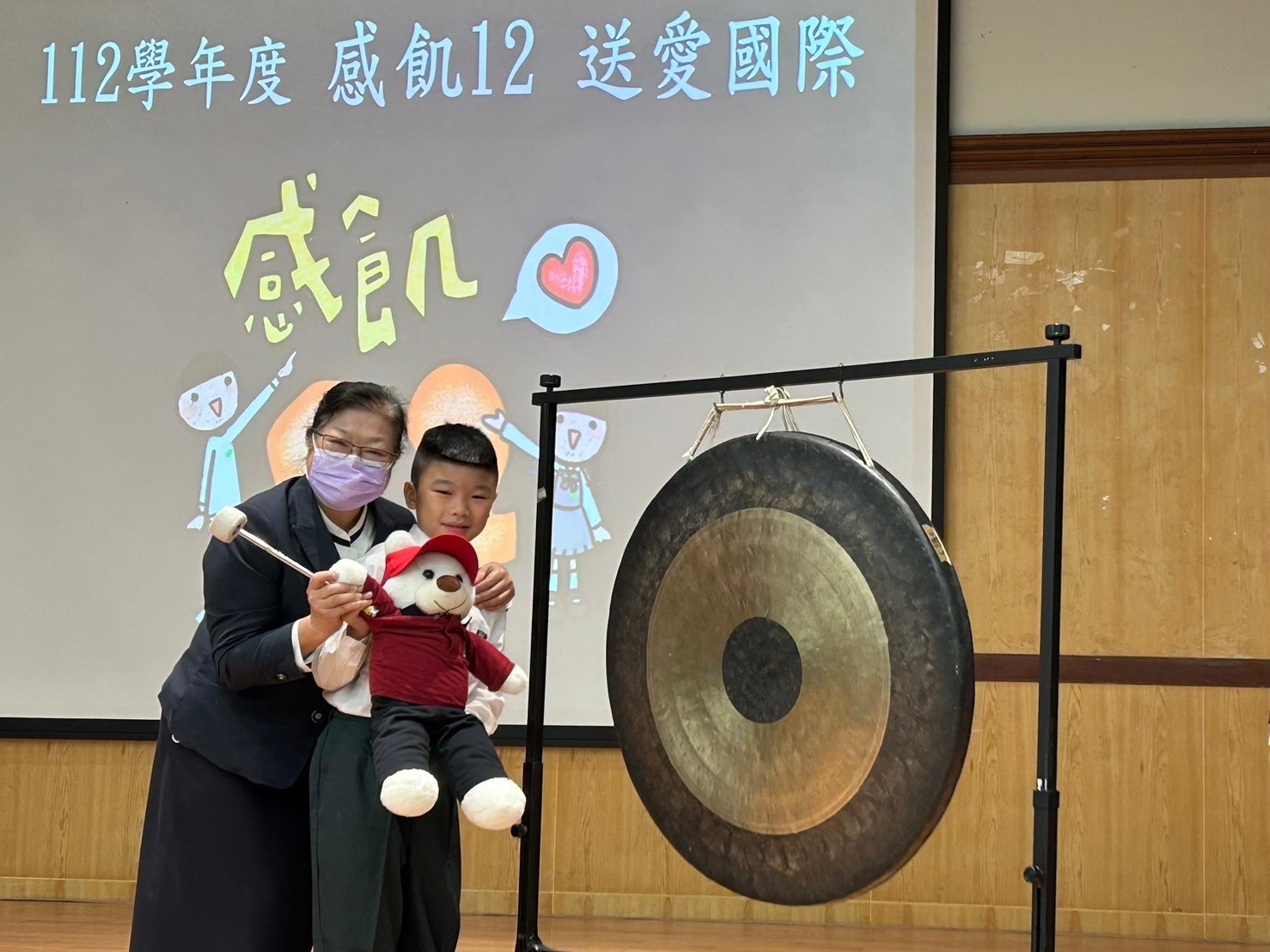 來自土耳其滿納海的「小海」與校長一同敲囉，感謝大家護持滿納海新校舍的興建