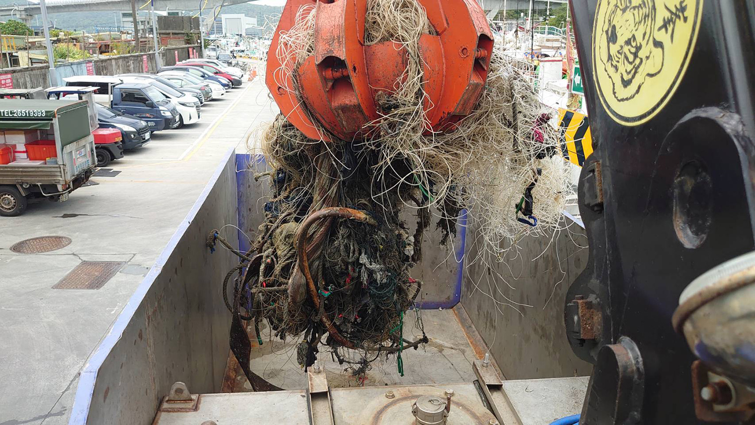 蘇澳區漁會配合政府推動「向海致敬」政策，推廣漁民將廢棄網具帶回處理。(圖為蘇澳區漁會提供)