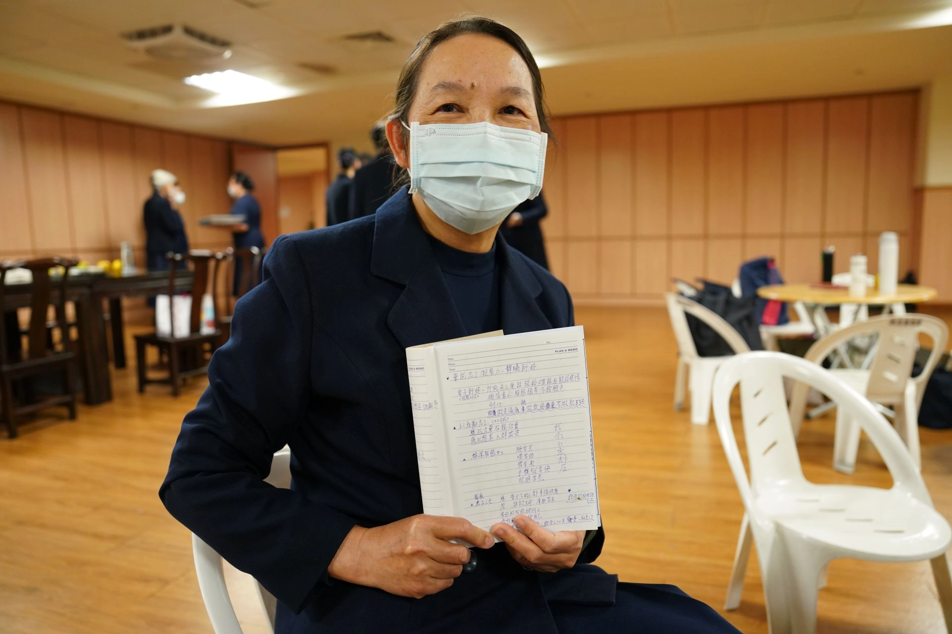 松山和氣二互愛三協力一的楊素敏(慈志)師姊說，醫療志工服務過程，看到眾生病苦不分年齡、性別，「雖然是服務別人，但受益最多的是自己，感恩上人建立慈濟世界，讓我們見苦知福，她還特別展示認真抄的筆記。