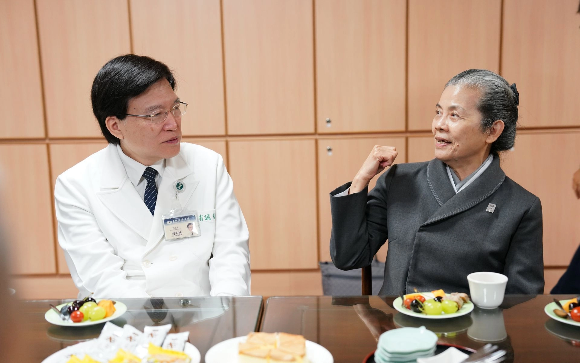 台北慈濟醫院趙有誠院長(左)擔任首堂課講師，誇讚顏靜曦師姊(右)帶起來的醫療志工團隊，傳承之後，不會失去上人的精神與方向，顏靜曦師姊說，醫療志工不只是肩負醫病關係橋樑，更是一座承受得起壓力的拱橋，自己只是第一個出來承擔，但後面是全醫療志工的堅持才能把隊伍傳承。