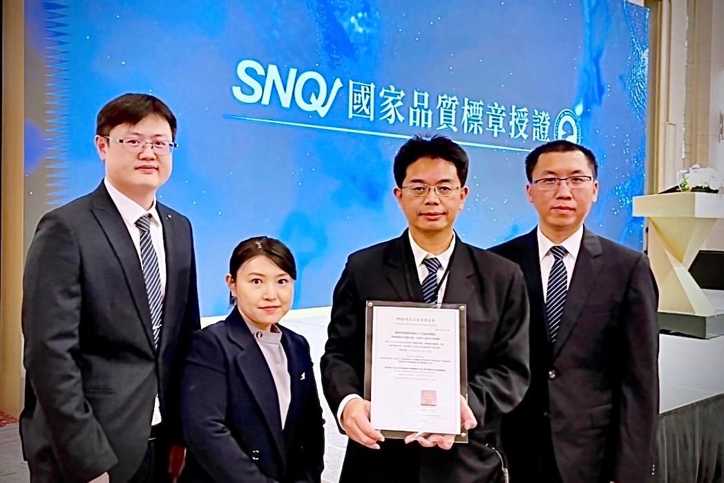 花蓮慈濟醫院神經外科部與中醫部跨團隊合作,提供腦血管疾病及顱腦損傷的病人一條龍中西醫合療,獲得國家生技醫療產業策進會(生策會)第26屆SNQ國家品質標章認證。由副院長何宗融(右二)、神經外科部副主任李建輝(右一)帶領團隊受獎。