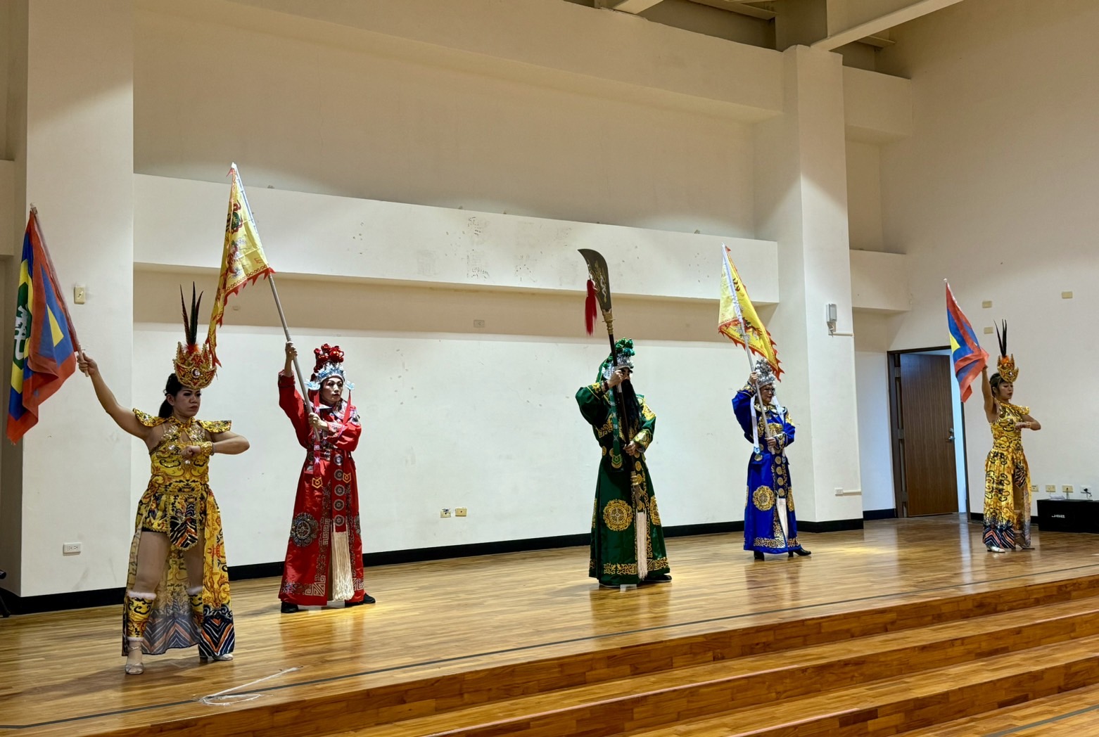 由周大和老師及楊耀美老師藝術舞蹈團帶來的關聖帝君演唱秀