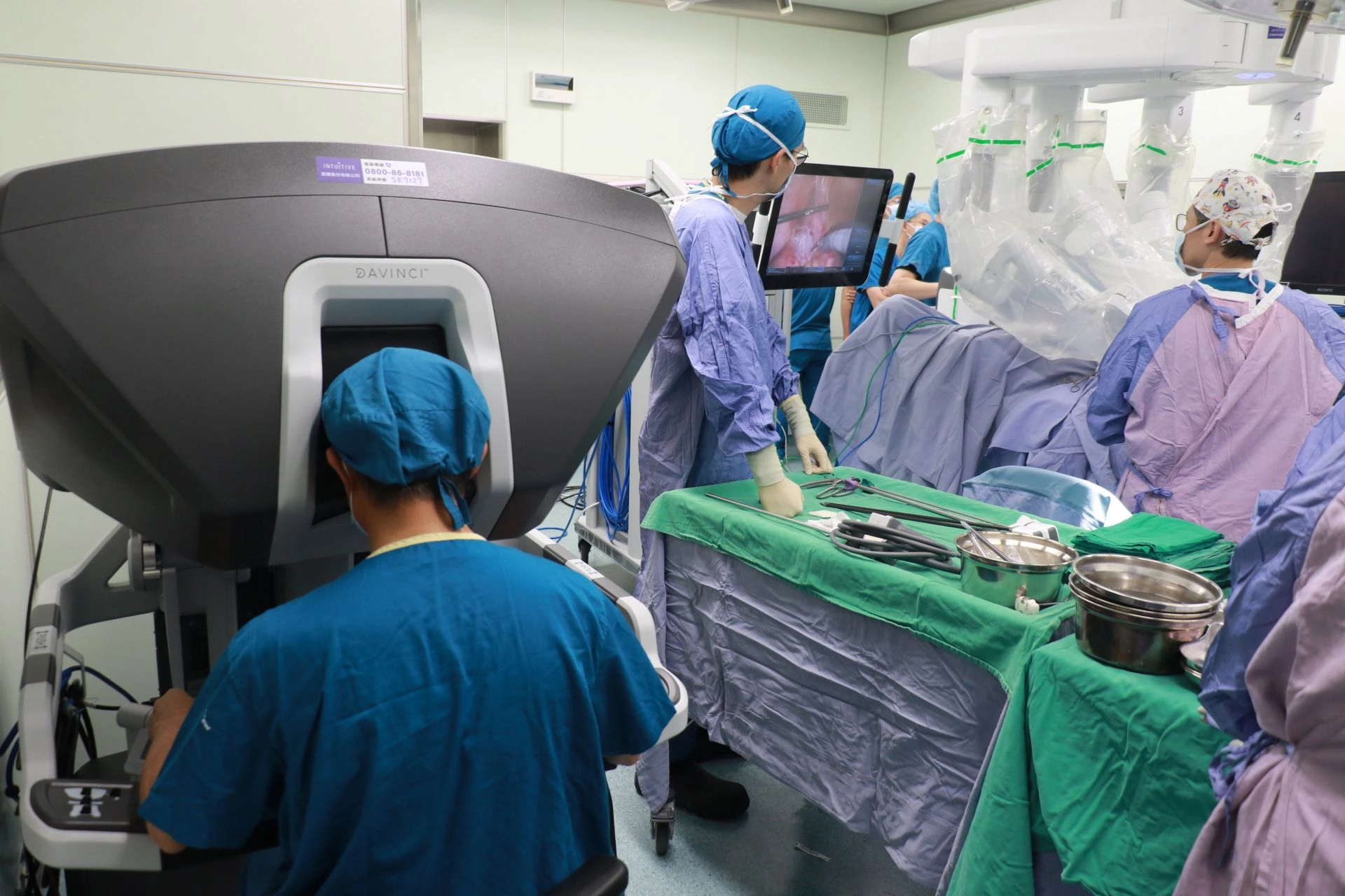 裘坤元醫師（左）操作最新型第四代達文西機械手臂，為病人進行攝護腺切除手術。