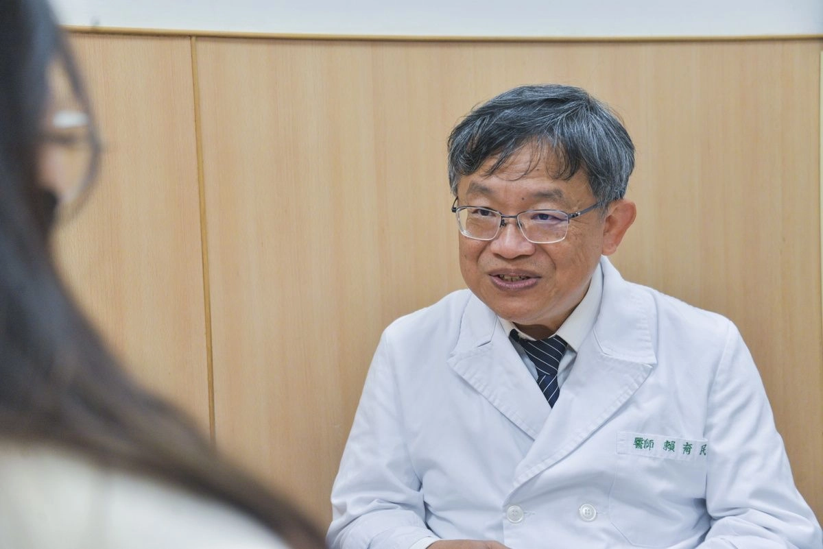 臺北慈濟醫院賴育民主任看診示意照。