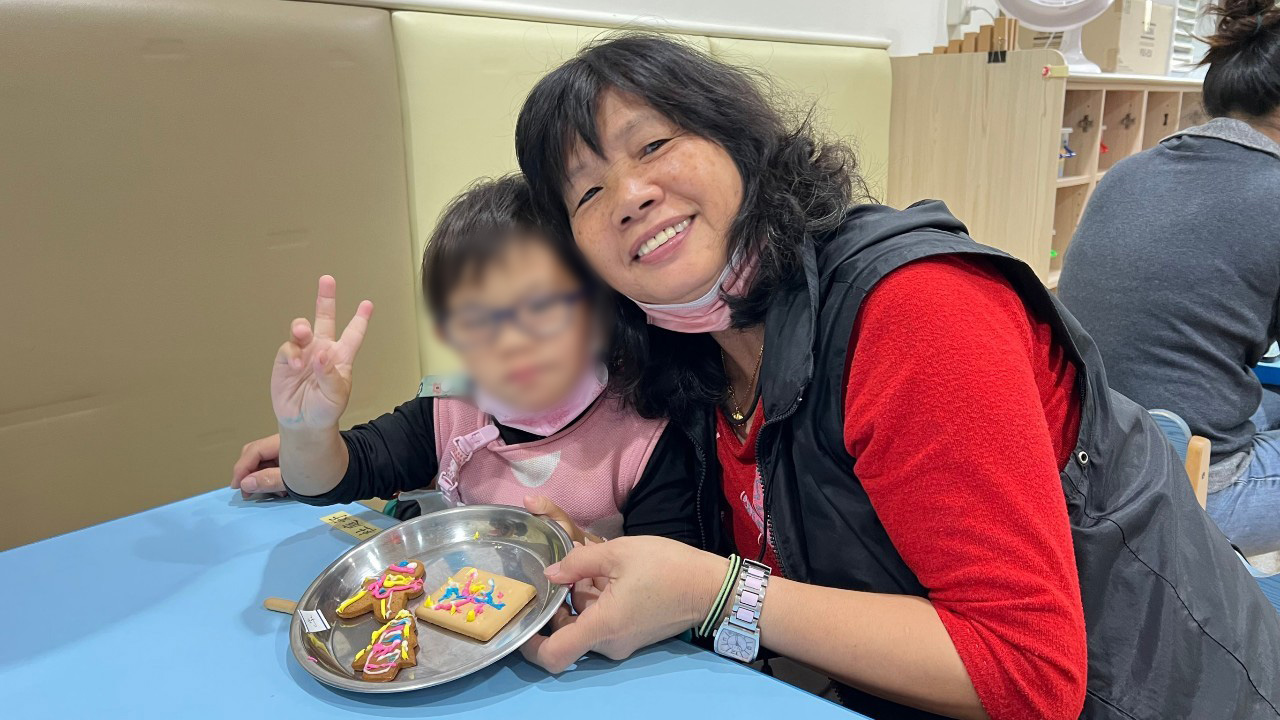 小妤和阿嬤一起手作聖誕薑餅人DIY