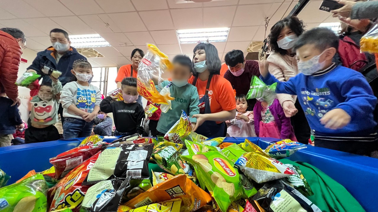 邀請慢飛天使們將零食放入球池