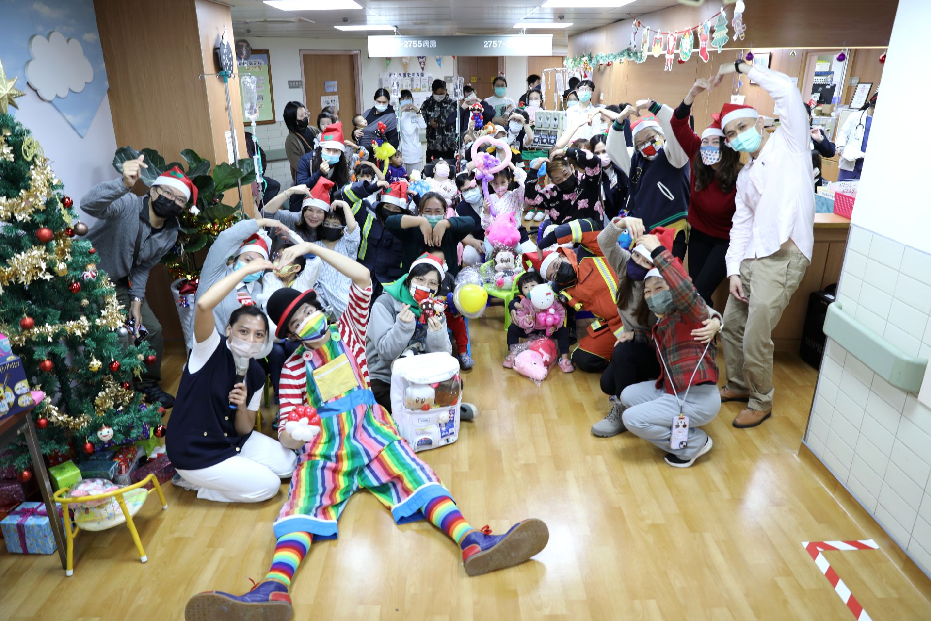 花蓮慈濟醫院兒科病房團隊於十二月二十二日上午，在病房及門診大廳舉辦「洗洗手戴口罩，病毒找不到」耶誕活動。