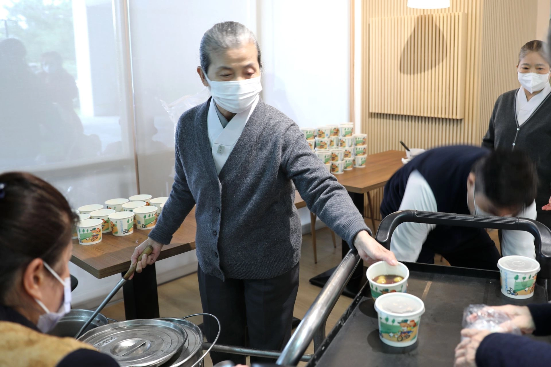 花蓮慈院常駐志工顏靜曦師姊帶領志工團隊準備熱騰騰又美味的地瓜圓紅豆湯，與民眾分享，祝福大家冬至平安健康。