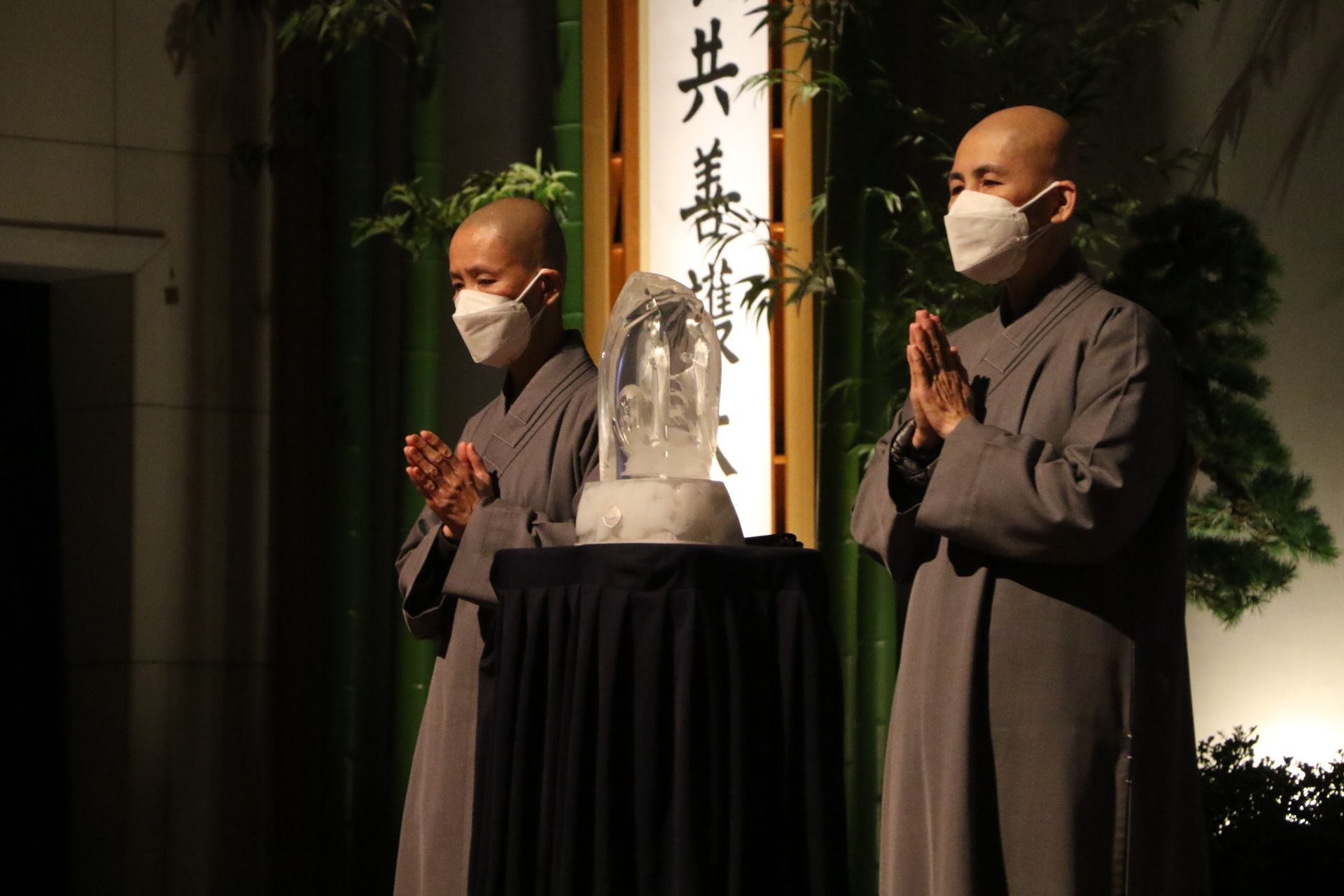 德法法師(左)和德禪法師代表上人為與會者祈福