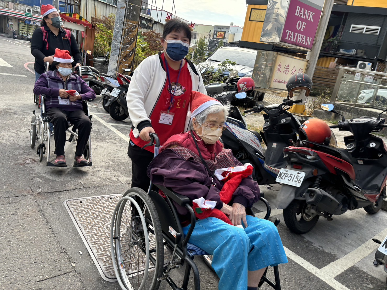 屏東小作所的身障青年小伶，主動協助行動不方便的長輩。