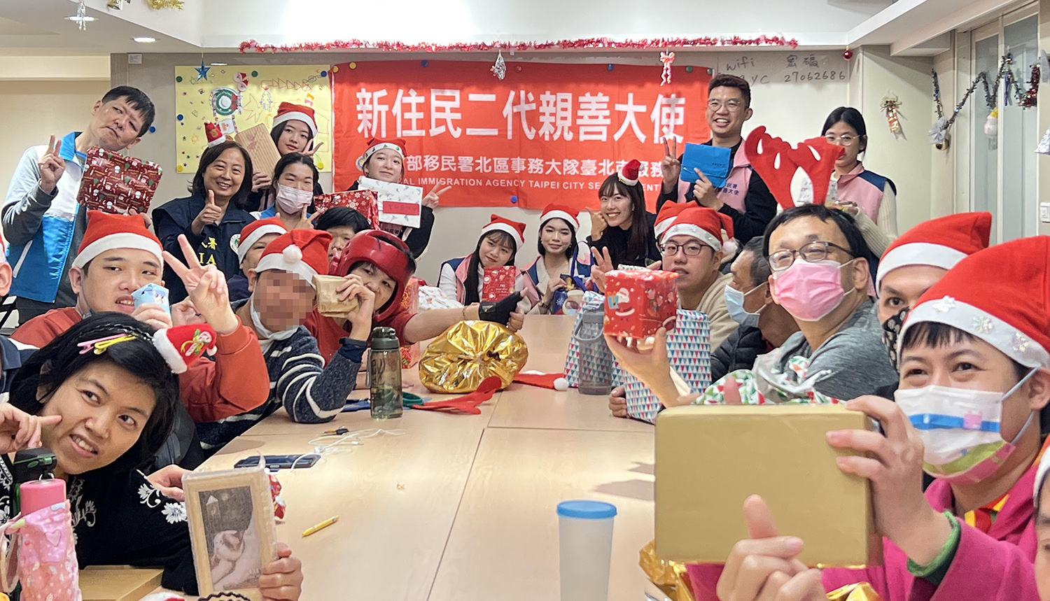 移民署臺北市服務站於聖誕節前夕結合育成社會福利基金會之育成友誼社辦理公益聯歡活動，並關懷該社身障青年，玩起交換禮物遊戲，大家都很開心。