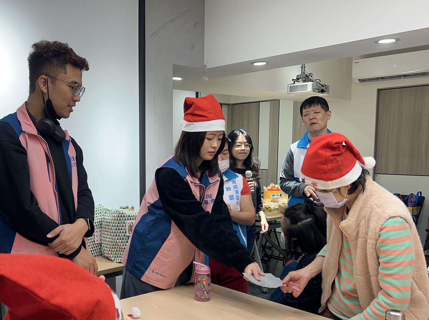 參加本次公益活動的印尼新二代親善大使謝佳蓁(中)富有愛心,現在並擔任自閉症中心志工。