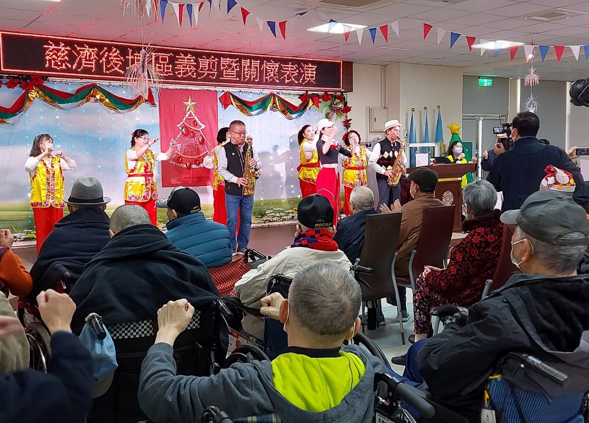 新北市板橋區慈濟志工結合民間公益團體發揮共善力量,12月23日齊聚板橋榮民之家愛與關懷居住的長者們,黃延帆及陳永勝兩位老師以吹奏薩克斯風開場。