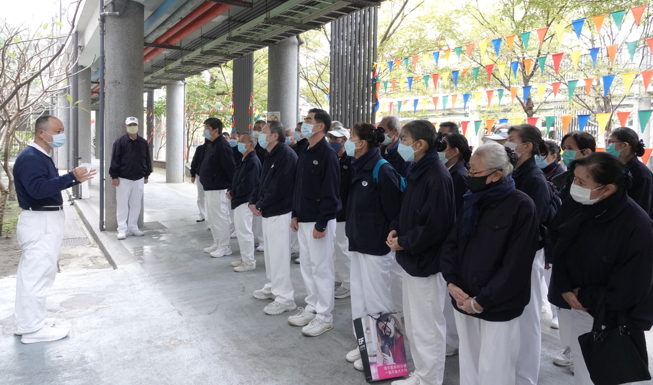 新北市板橋區的後埔慈濟志工團隊,結合更多公益團體,除了應景的跟板橋榮家長輩祝賀聖誕快樂,更藉此因緣拜個早年。