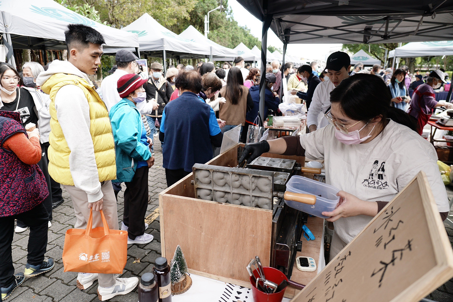 慈濟基金會12月24日在花蓮靜思堂、慈濟大學舉辦「歲末祝福暨蔬食嘉年華」活動。(圖為慈濟基金會提供)