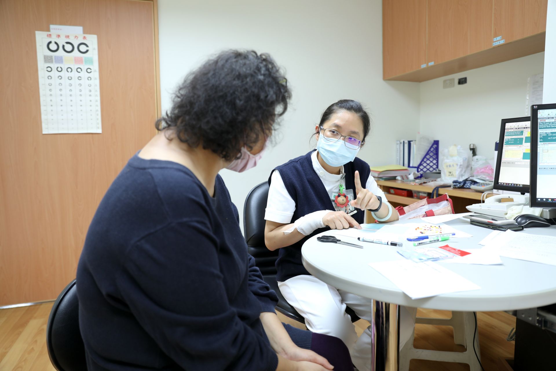 花蓮慈濟醫院個案管理師李依甄仔細為陳女士分類,每日要服用的藥物,並且依照陳女士的生活習慣,進行藥物標示與衛教。