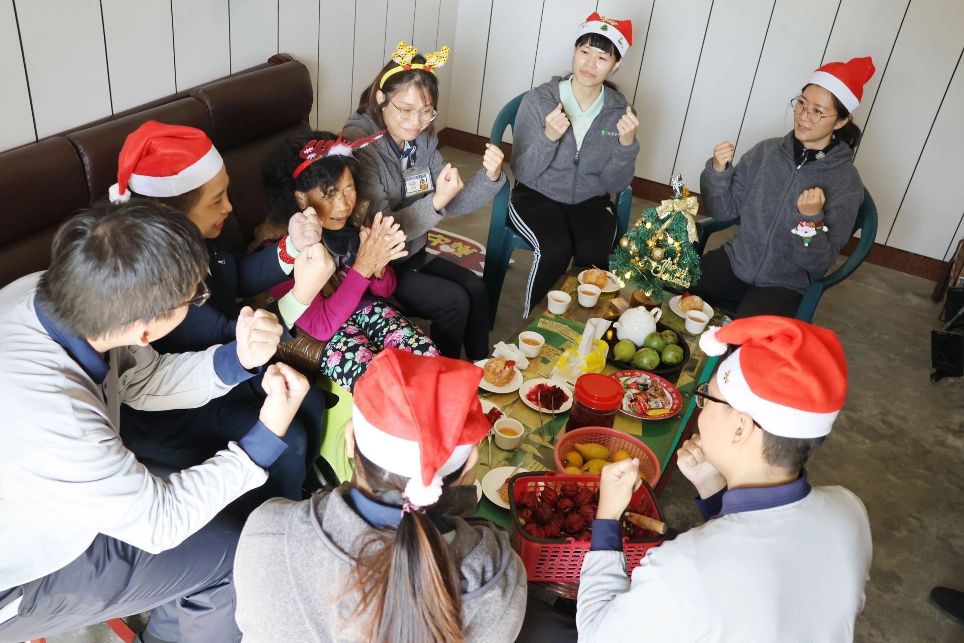 莊淑婷副召集人及長照同仁齊唱一家人，與阿嬤歡度聖誕佳節。