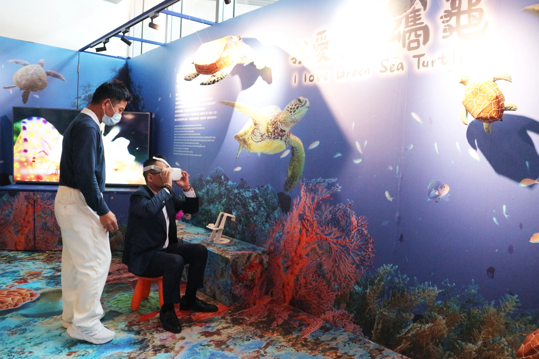 基隆市議會議長童子瑋體驗透過VR設備，與綠蠵龜同遊海底世界