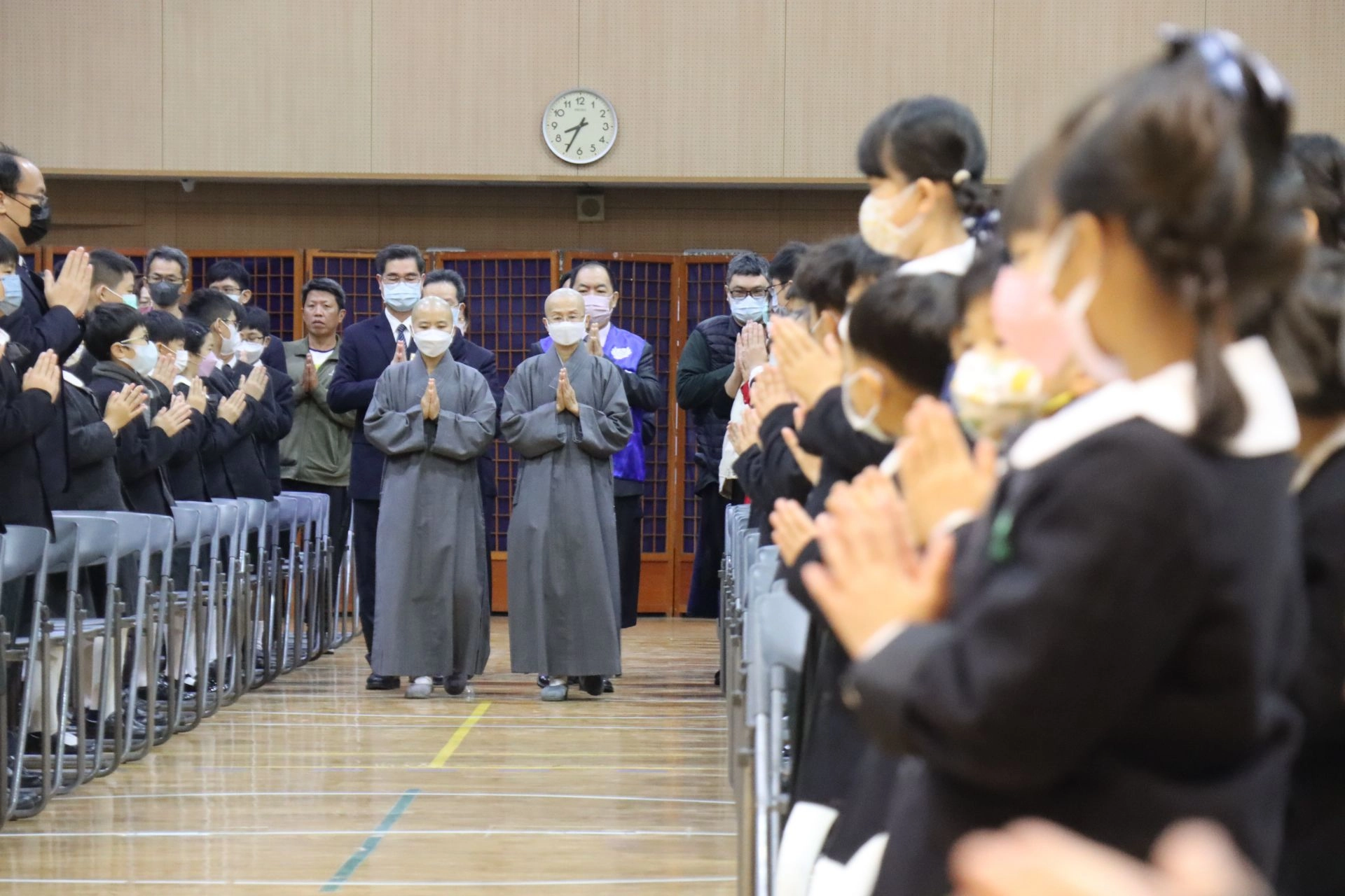 國小部及幼兒園親師生恭迎精舍師父入場。