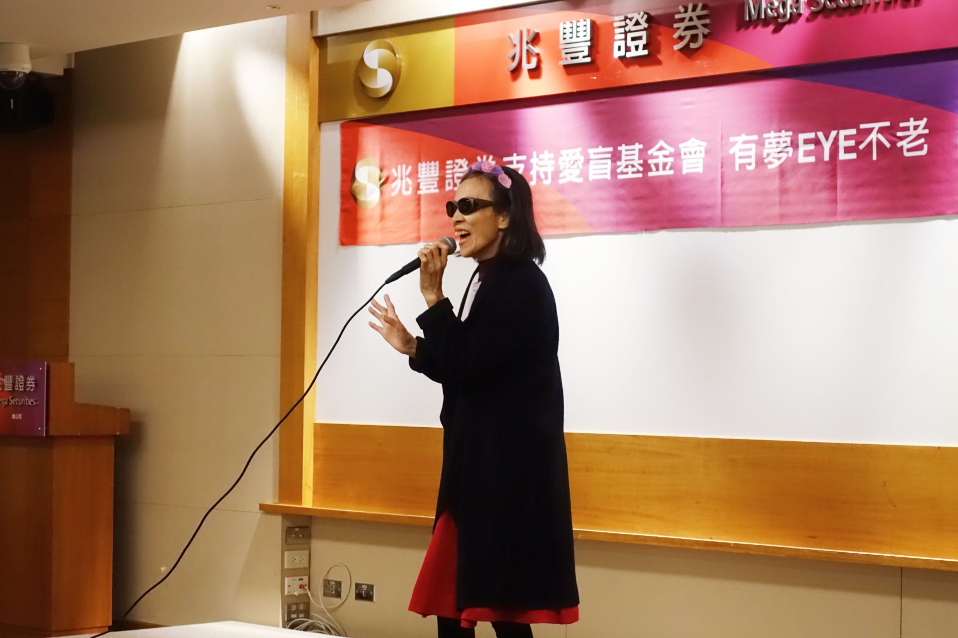 「不老盲人歌手」郭奶奶現場帶來勁歌熱舞,證明視障亦能樂齡。
