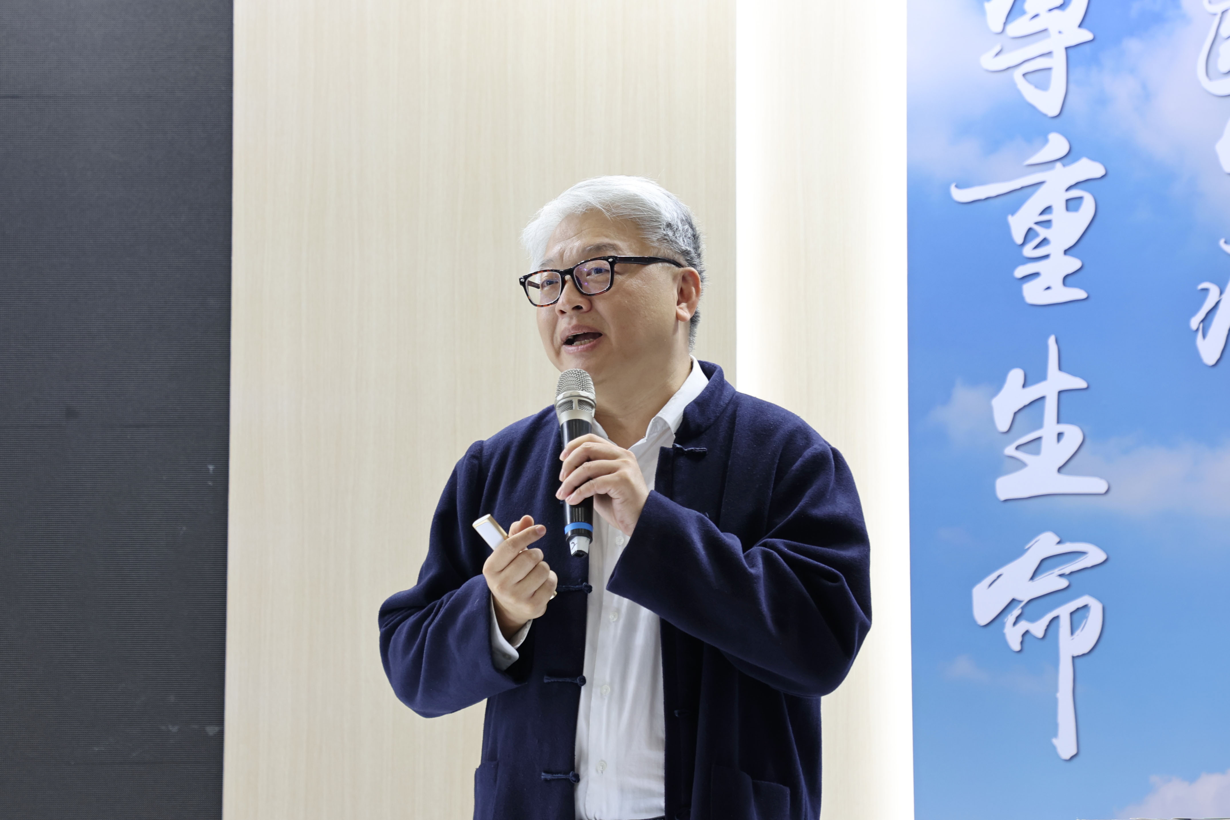 陳灝平教授2023台灣醫療科技展與各界分享能夠促進硬骨細胞增生的「鹿角胜肽片段」機轉及其相關研究成果。