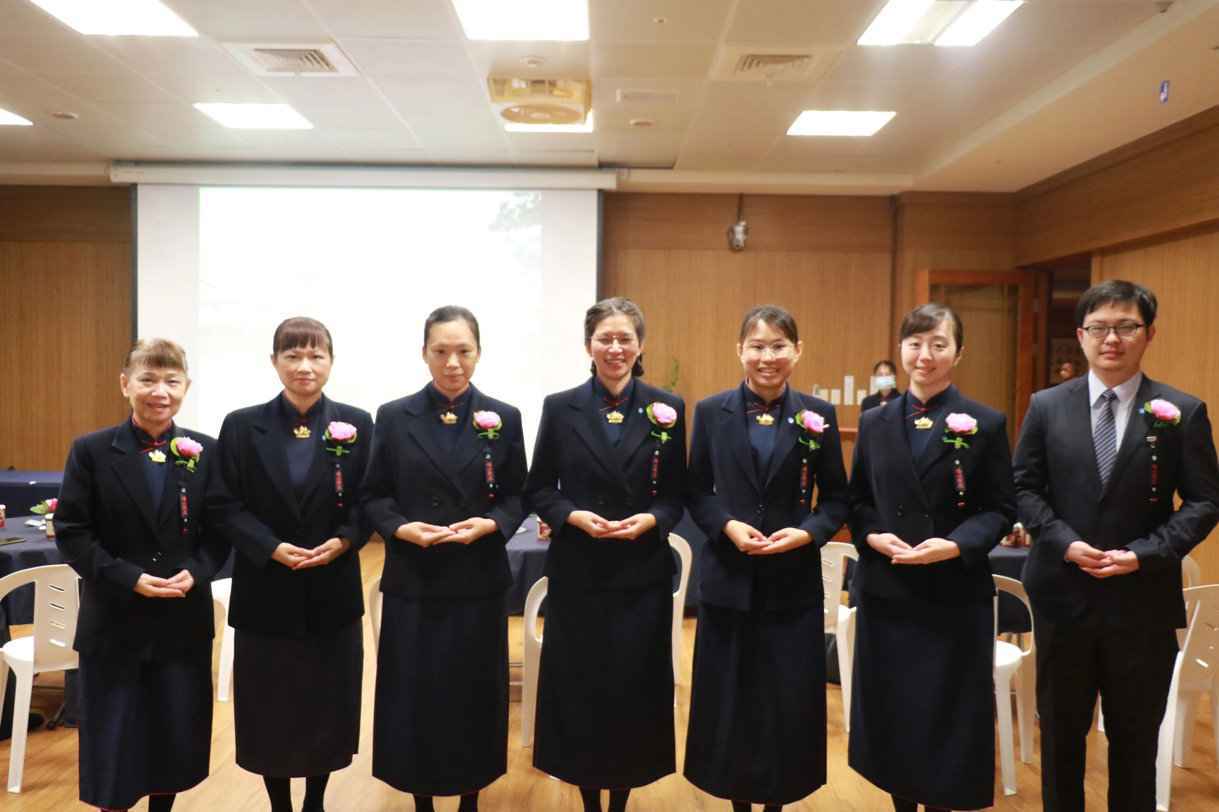 耳鼻喉部三位同仁林偉傑（右一）、康婷雅（右二）與張楊集美（左一）圓滿培訓，承續前主任吳弘斌遺願。