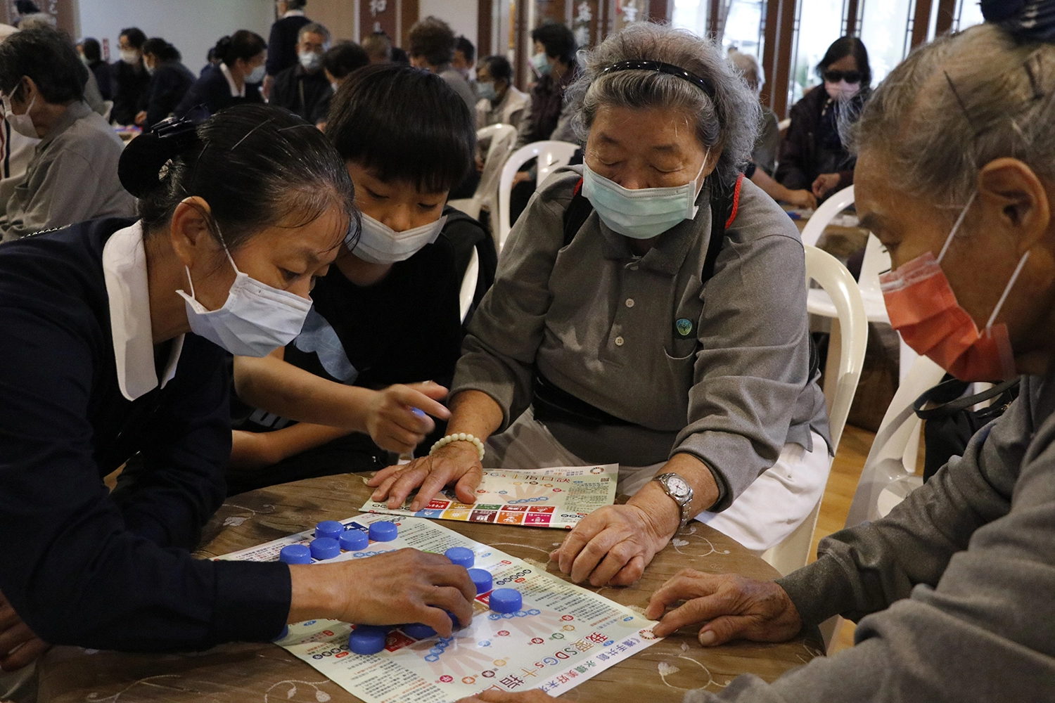 黃同學(左二)每週陪阿嬤林李秀鳳(右二)到太麻里曙光環保教育站參與環保分類的工作。