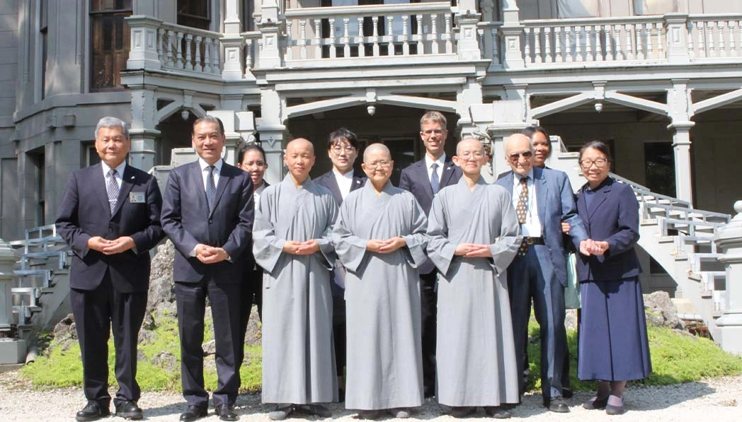 「世界宗教議會」創辦人布盧克·卡魯斯（右二）邀請慈濟代表團參觀「黑格爾·卡魯斯莊園」。