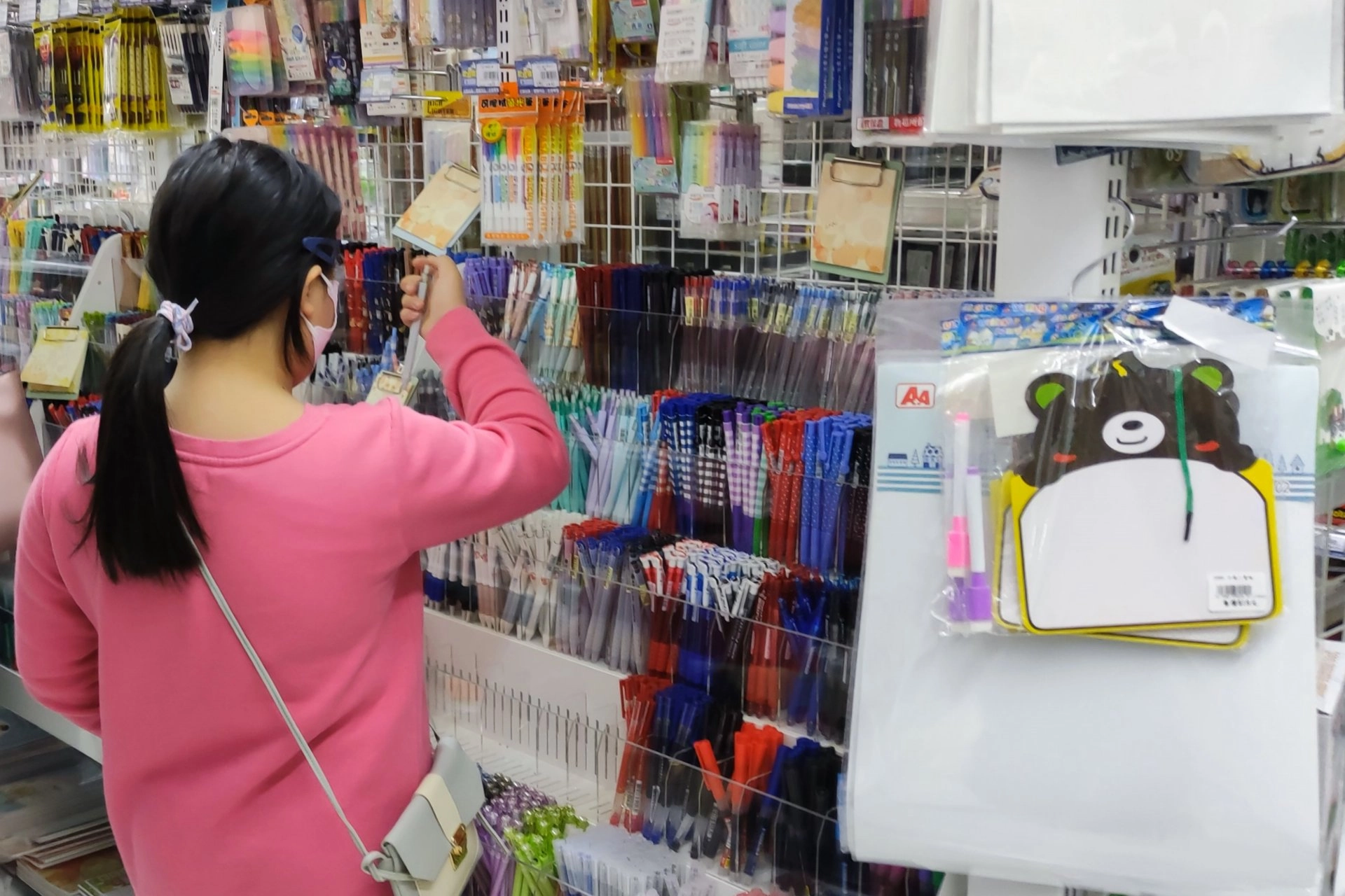 家長可陪伴孩子採購上學所需的文具用品。