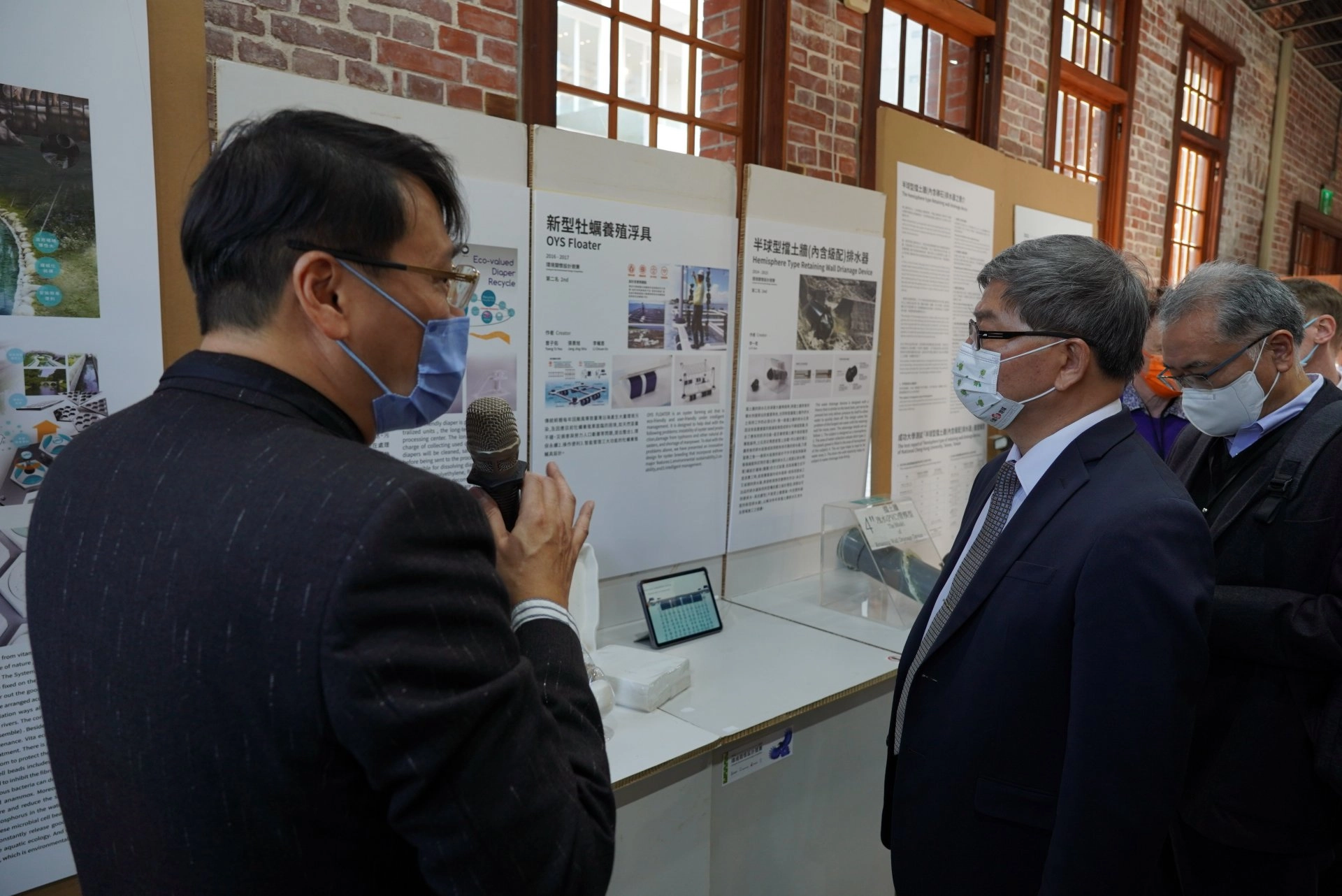 環保署沈志修副署長(右)參觀臺丹環境教育合作與環境設計大賽展覽