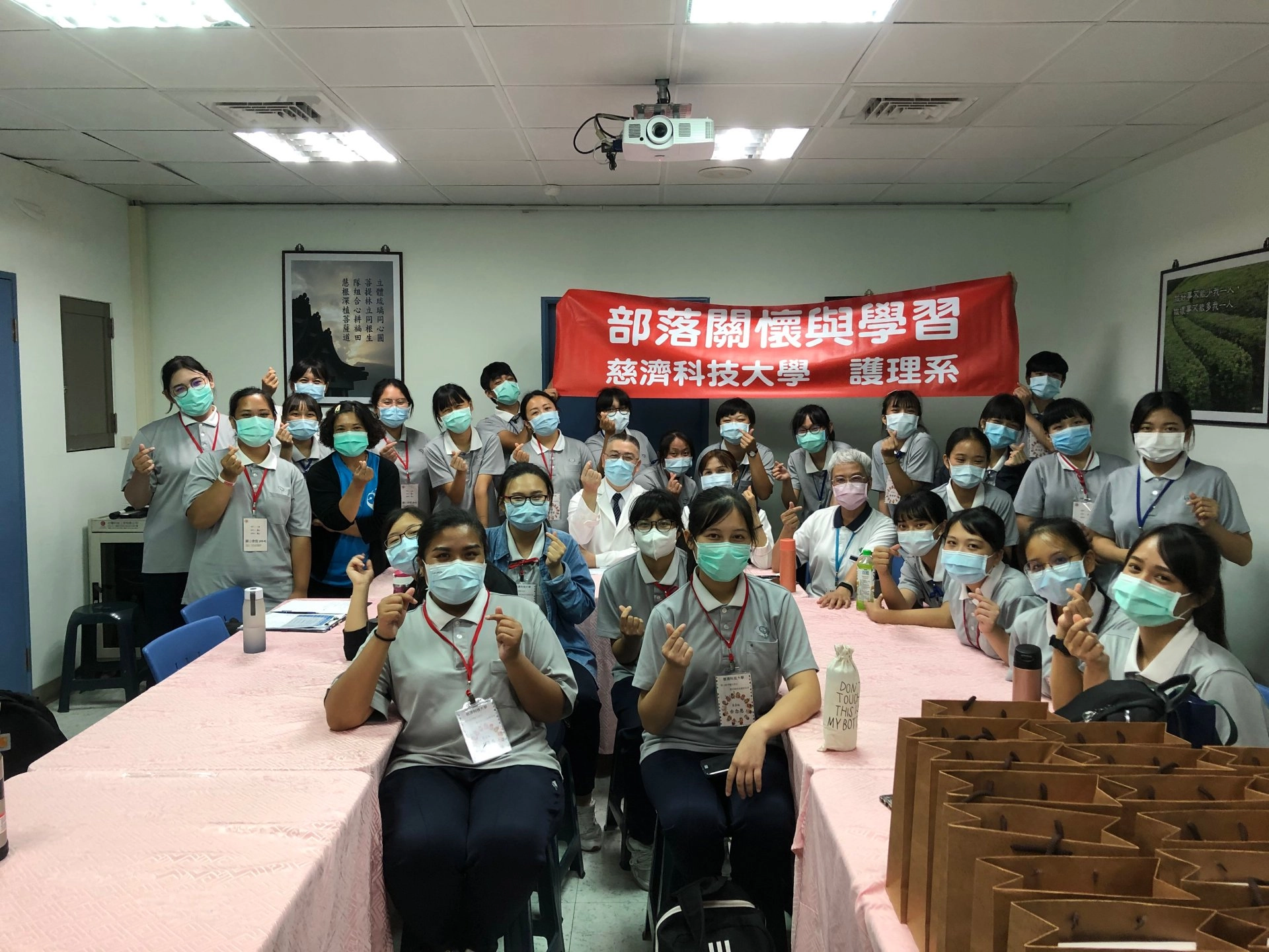 學生到原鄉部落進行健康檢測，探索原住民部落健康照護需求。