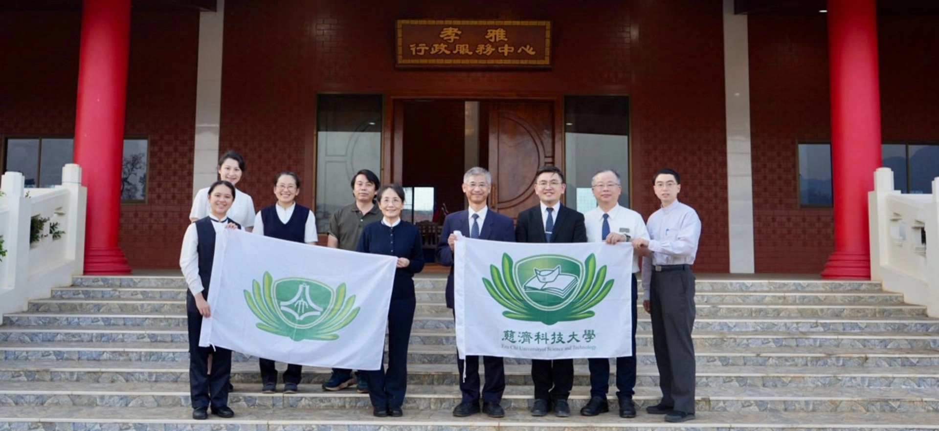 慈濟大學師長抵達泰國後隨即前往華興中學