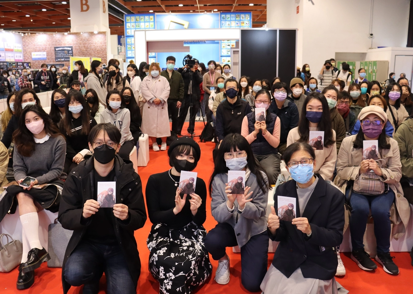 南藝大助理教授羅禾淋(前左一)構思「造血幹細胞資料庫創作計畫」，獲台灣人氣作家吳曉樂(前右二)共鳴響應，進而攜手金漫大獎得主星期一回收日(前左二)跨領域共同創作。